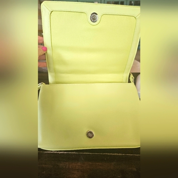 A NEW DAY Structured Basket Weave Woven Adjustable Crossbody Bag in Green/cream. - Picture 5 of 7